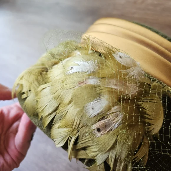 VINTAGE 1950s 60s GREEN VELVET PILLBOX HAT FEATHERS GOLD SATIN BOWS & TRIM VINTAGE 1950s 60s GREEN VELVET PILLBOX HAT FEATHERS GOLD  main image 2